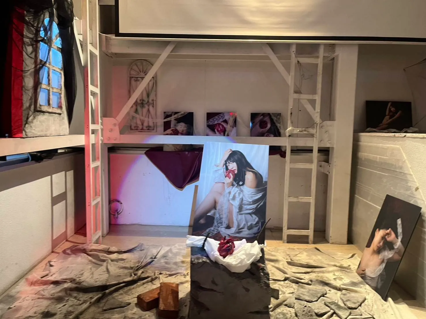 『混沌と耽美』中央展示と写真作品